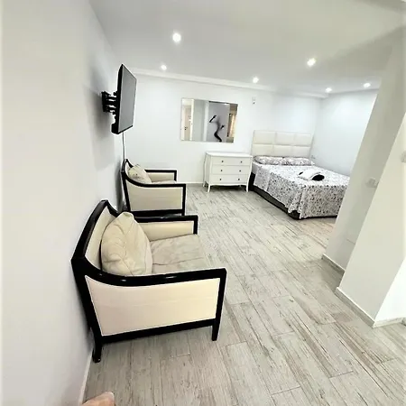 Evans Realty As Lujoso Estudio Nikki
